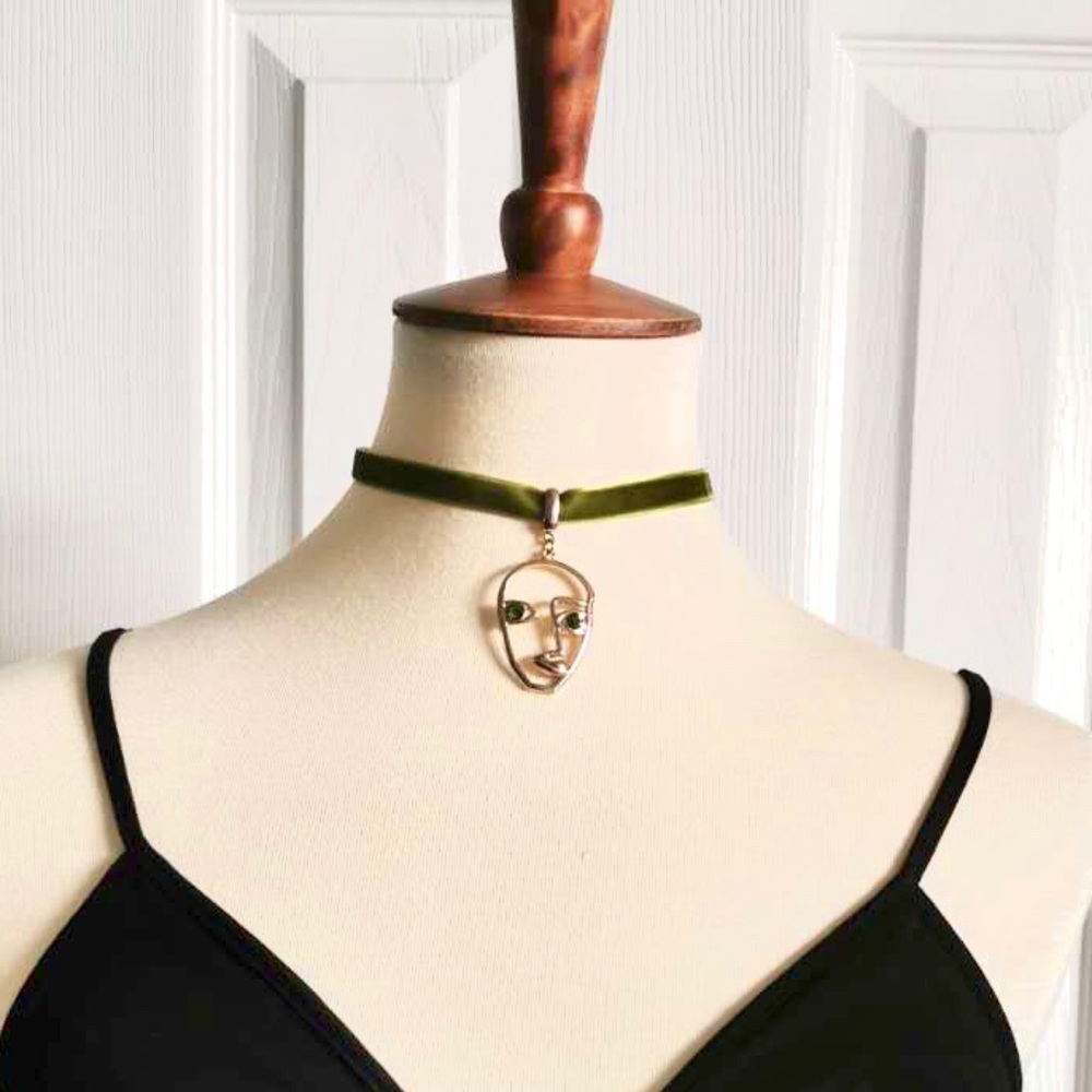 Face chocker